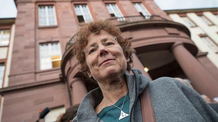 Die Ärztin Kristina Hänel steht am Freitag vor dem Amtsgericht in Gießen. Sie wurde zu einer Geldstrafe verurteilt. 