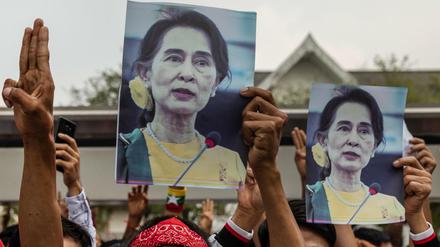 Anhänger von Myanmars entmachteter Regierungschefin Aung San Suu Kyi in Bangkok