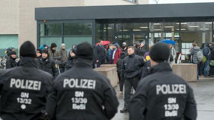Einsatzkräfte sichern das Gerichtsgebäude des Oberlandesgerichts in Dresden. Der Sprengstoffalarm erwies sich als unbegründet.