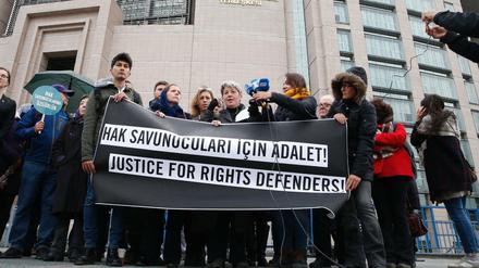 Menschenrechtsaktivisten protestieren am Mittwoch mit einem Banner mit der Aufschrift "Gerechtigkeit für Rechteverteidiger" in türkischer Sprache vor einem Gericht in Istanbul.
