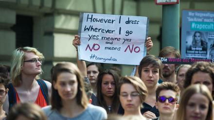 "Nein heißt nein" forderten Demonstranten auch beim Prozess gegen das TV-Topmodel Gina-Lisa Lohfink in Berlin.