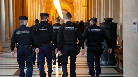 Französische Gendarme im Flur des Justizpalastes. Heute ging der Strafprozess gegen vier Verdächtige nach dem Thalys-Angriff im Jahr 2015 zu Ende. B