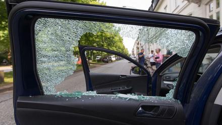 Randale während des G20-Gipfels in Hamburg: Eingeschlagene Scheibe eines Autos im Stadtteil Altona
