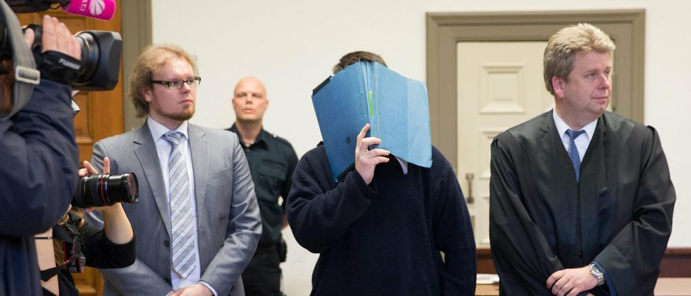 Der Angeklagte Sascha K. (l) steht neben seinem Anwalt Peter Jacobi (r) und einem Referendar aus der Kanzlei von Jacobi vor Prozessbeginn am 05.11.2015 im Gerichtssaal des Strafjustizgebäudes in Hamburg.