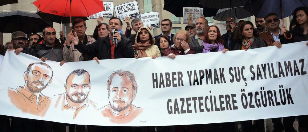 "Nachrichtenmachen kann kein Verbrechen sein" – Menschen protestieren im Herbst 2017 vor einem Gericht in Istanbul für die Freilassung inhaftierter Journalisten.