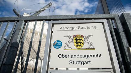 Einem 29 Jahre alten Deutschen wird in einem Prozess die Unterstützung und Mitgliedschaft in der Terrormiliz Islamischer Staat vorgeworfen. 