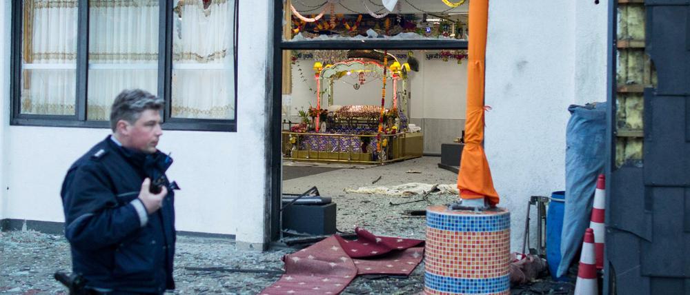 Ein Polizist im April in Essen an dem Gebetshaus von Sikhs. Bei einer Explosion in dem Gebetshaus in Essen sind drei Menschen verletzt worden, davon einer schwer.