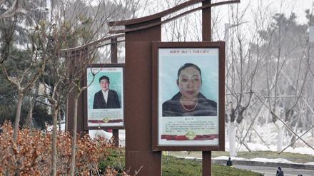 Vor dem Bürgeramt von Rongcheng sind auf großen Postern die Porträts von «Modellbürgern» ausgestellt. 