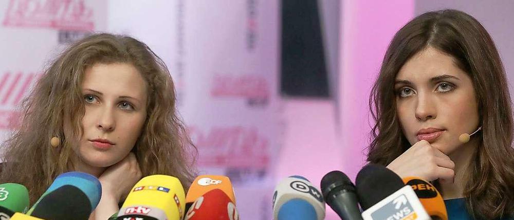 Nadeschda Tolokonnikowa und ihre Kollegin aus der Band Pussy Riot, Maria Alechina, traten am Freitag vor die Presse.