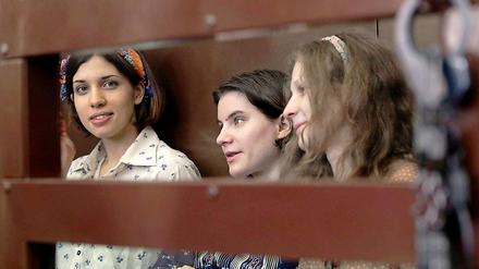 Die Mtlieder von Pussy Riot: Nadezhda Tolokonnikova (links), Yekaterina Samutsevich (Mitte) and Maria Aliokhina (rechts) im Gerichtssaal.