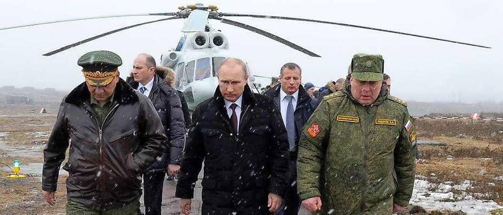 An der Grenze: Russlands Präsident Wladimir Putin (Mitte) besucht mit Verteidigungsminister Sergej Schoigu (links) russische Soldaten beim Manöver an der ukrainischen Grenze.