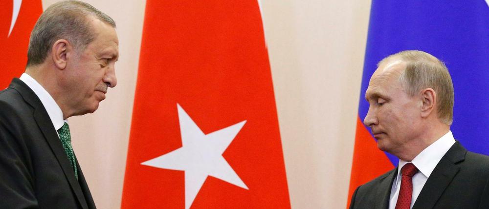 Der russische Präsident Wladimir Putin (r) und der türkische Präsident Recep Tayyip Erdogan schütteln sich am Mittwoch in Sotschi die Hand. 