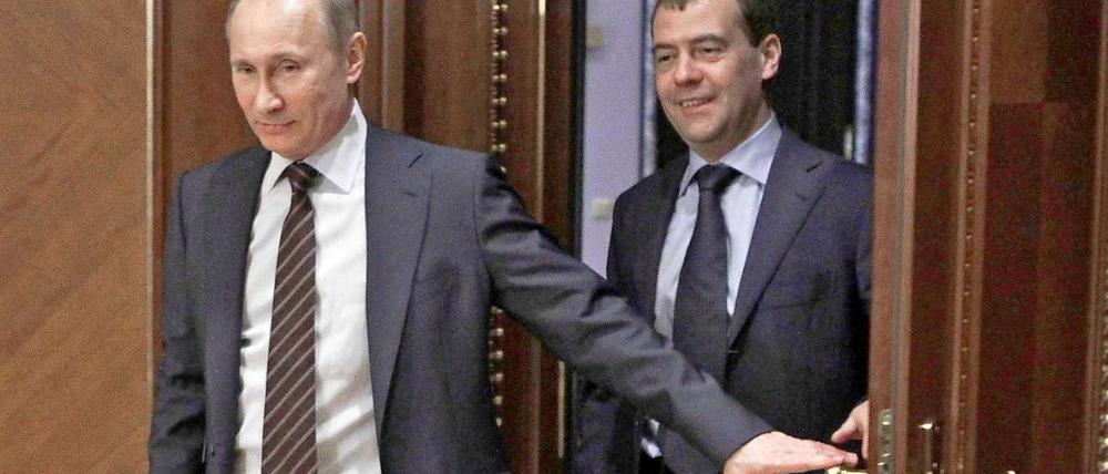 Vor dem Ämtertausch: Russlands Premier Wladimir Putin und Präsident Dmitri Medwedew. 