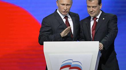 Spielen gern das Vorgänger-Nachfolger-Spiel: Noch-Regierungschef Putin (l.) und Noch-Präsident Medwedew.