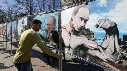 Eine Ausstellung in Moskau zeigt Putin mit nacktem Oberkörper, wie er die Muskeln spielen lässt.