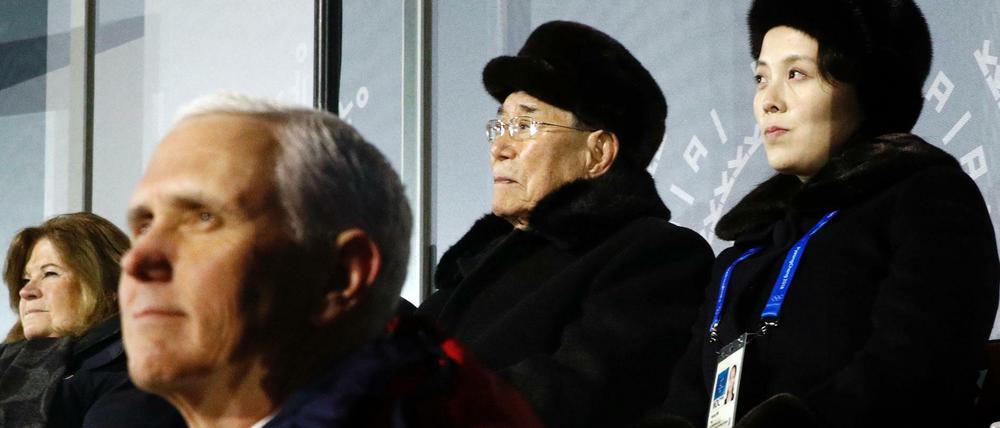 Nah und doch so fern. US-Vizepräsident Mike Pence (vorne) saß bei der Olympia- Eröffnungsfeier vor Kim Yo Jong (oben rechts), der Schwester des nordkoreanischen Diktators.