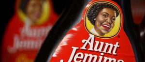 Schwarzer Sirup für die Pancakes. Tante Jemina, eine Marke der US-amerikanischen Quaker Oats, wird wohl auch vom Markt genommen. 
