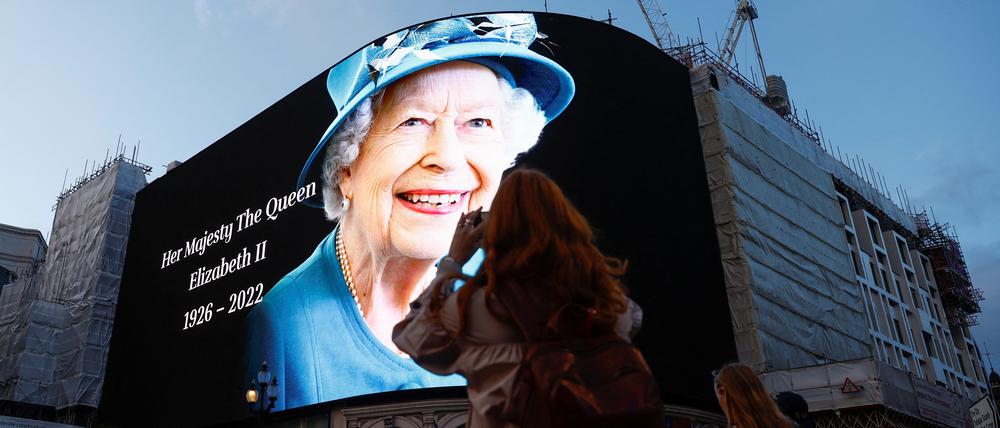 Ein Bild von Königin Elizabeth, der am längsten regierenden Monarchin Großbritanniens, wird am Piccadilly Circus ausgestellt. 
