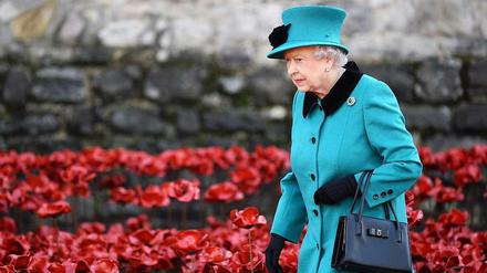 Queen Elizabeth II besucht eine Installation am Tower of London. Mit rotem Mohn aus Keramik erinnern die Briten an den Ersten Weltkrieg.