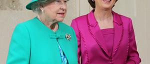 Königin Elizabeth II. und Präsidentin Mary McAleese.