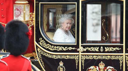 Auf dem Weg ins Oberhaus. Königin Elizabeth II. hielt im Parlament ihre traditionelle Thronrede.