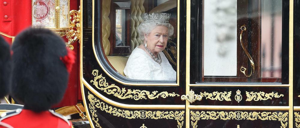 Auf dem Weg ins Oberhaus. Königin Elizabeth II. hielt im Parlament ihre traditionelle Thronrede.