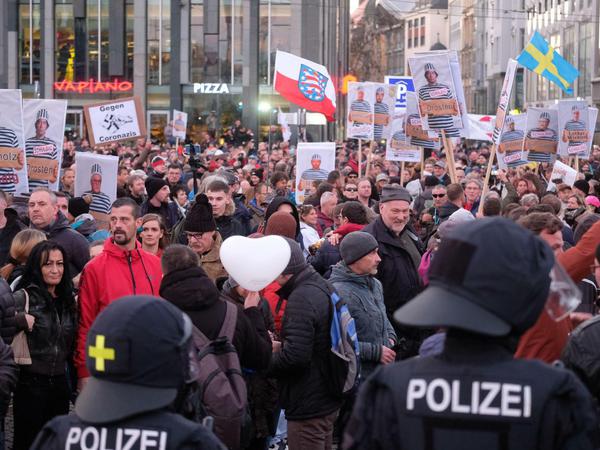 Immer wieder stehen sich Polizei und gegen Corona-Maßnahmen Demonstrierende gegenüber. Heute wird mit Protesten in Dresden gerechnet.