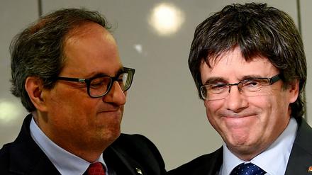 Der katalanische Regionalpräsident Quim Torra (l) und sein Vorgänger Carles Puigdemont bei einer Pressekonferenz (Archiv).