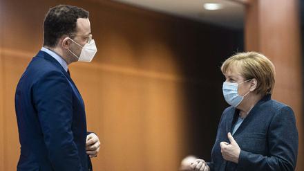 Gesundheitsminister Spahn hat in Beliebtheitswerten die Bundeskanzlerin und Parteikollegin Merkel erstmals überholt (Archivfoto). 