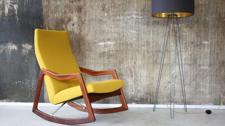Mit neuem Bezug strahlt der Schaukelstuhl des dänischen Herstellers comfort aus den 60er Jahren wie neu.