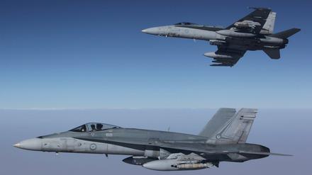 epa04926556 A handout image released by the Royal Australian Air Force (RAAF) on 12 September 2015 shows two F/A-18A Hornets from Australia's Air Task Group fly in formation with a Royal Australian Air Force KC-30A Multi Role Tanker Transport aircraft during the first missions of Operation OKRA over Syria, 11 September 2015. The Australian Defense Force Operation OKRA started in August 2014 with the aim to combat IS in Iraq and the Levant. EPA/RAAF / SGT Pete AUSTRALIA AND NEW ZEALAND OUT HANDOUT EDITORIAL USE ONLY/NO SALES +++(c) dpa - Bildfunk+++