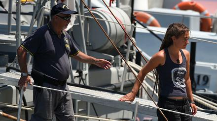 Kapitänin Rackete wird in Porto Empedocle von einem Boot der italienischen Finanzpolizei geführt.