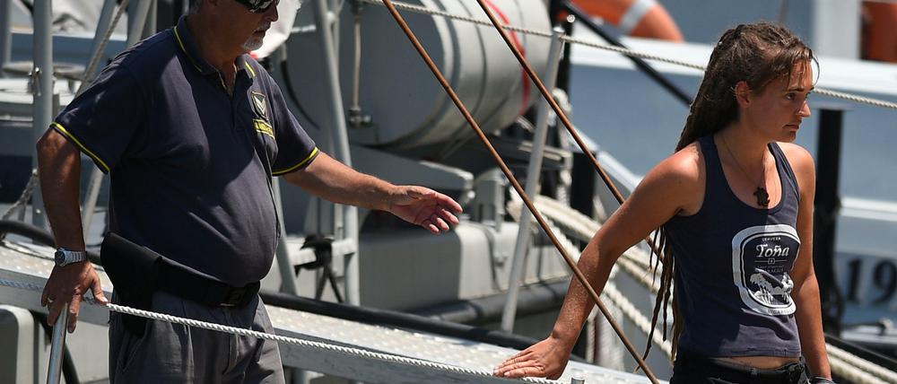 Kapitänin Rackete wird in Porto Empedocle von einem Boot der italienischen Finanzpolizei geführt.
