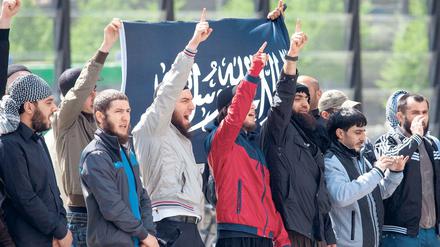 Radikale Salafisten protestieren auf dem Potsdamer Platz in Berlin. (Archivbild)