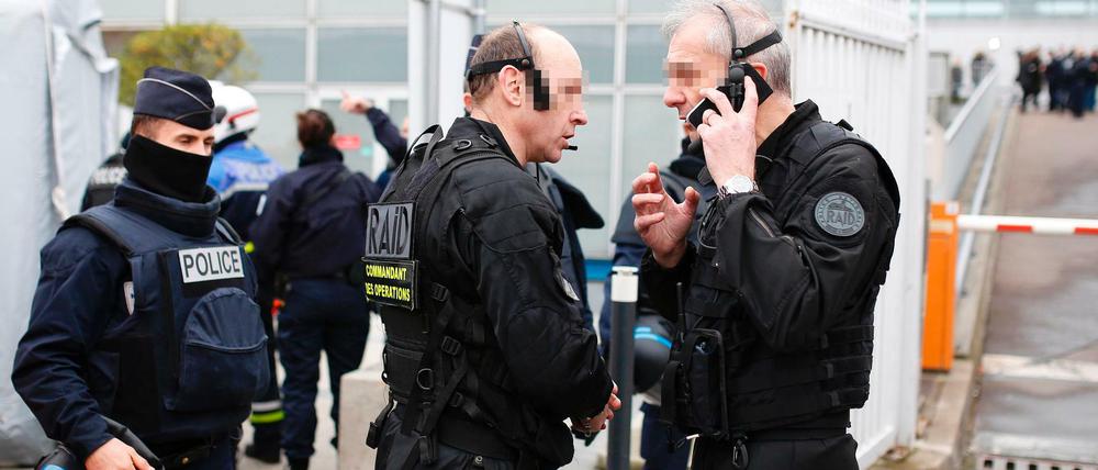 Französische Polizisten waren nach dem Vorfall am Flughafen Orly im Dauereinsatz.