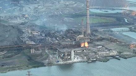Blick auf das Asow-Stahlwerk in Mariupol, das mit glühenden Munitionskörpern beschädigt wurde (undatiertes Standbild aus einem am 15. Mai 2022 veröffentlichten Video).