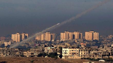 Diese Aufnahme zeigt, wie Raketen aus dem Gazastreifen abgeschossen werden.