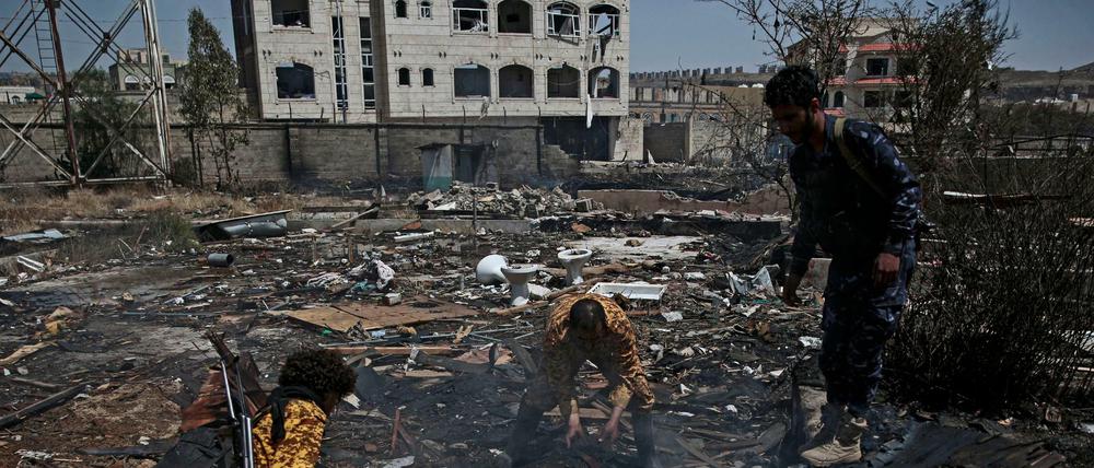 Polizisten untersuchen die Stelle in Sanaa, an der Raketen eines saudi-arabisch geführten Luftangriffs eingeschlagen sind. 