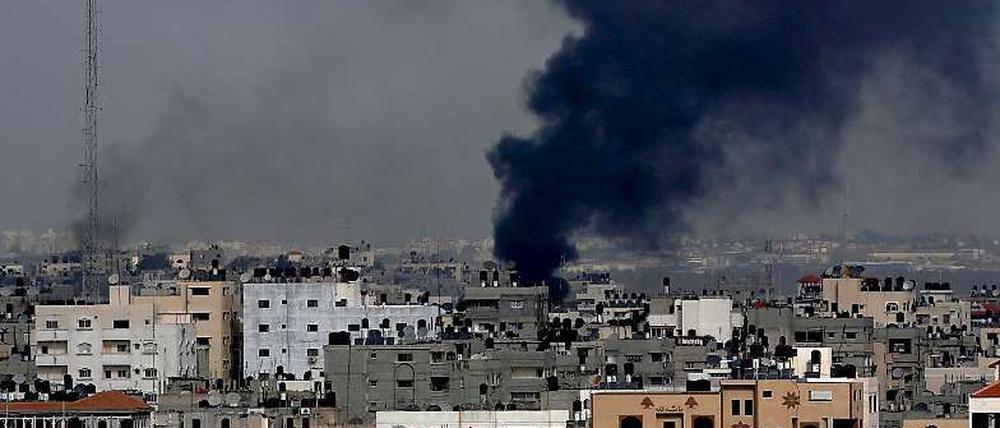 Rauch steigt nach einem israelischen Raketenangriff in Gaza-Stadt auf. 