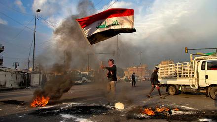 Im Irak gehen Menschen immer wieder für die Eigenständigkeit des Landes zu demonstrieren.