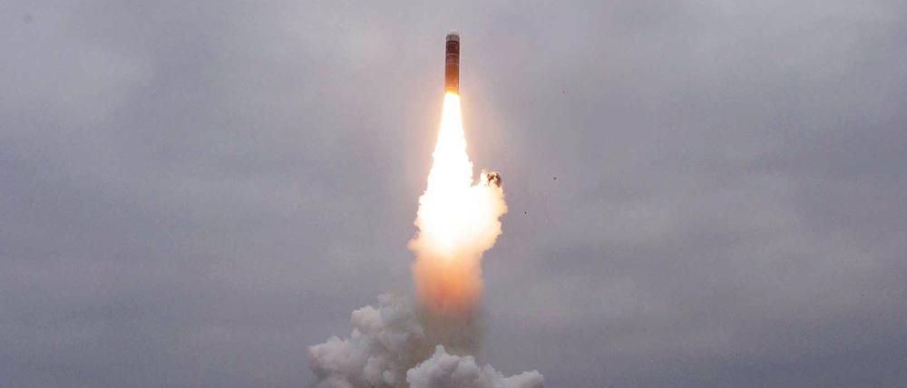 Dieses von der staatlichen nordkoreanischen Agentur KCNA am 02.10.2019 zur Verfügung gestellte Foto zeigt eine abgefeuerte Rakete. 