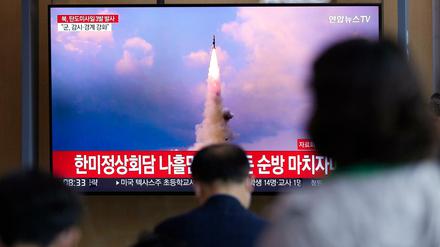 Bericht im südkoreanischen Fernsehen über die Raketentests des Nordens 
