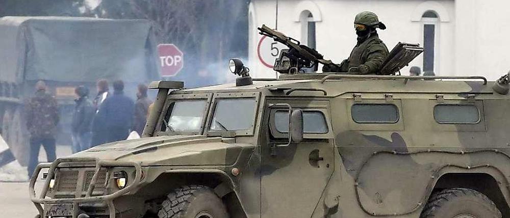 Russische Kräfte bewachen Einrichtungen in der Ukraine.