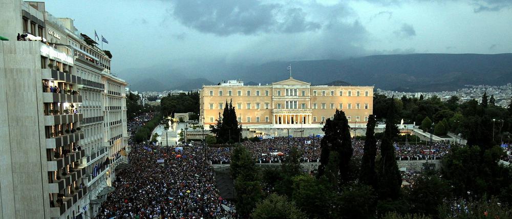Tausende Griechen demonstrieren am Dienstagabend auf dem Syntagma-Platz vor dem Parlament für ein Ja beim Referendum.