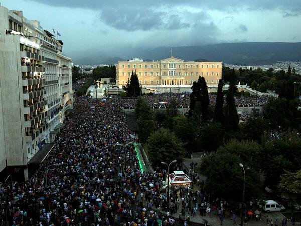Tausende Griechen demonstrieren am Dienstagabend auf dem Syntagma-Platz vor dem Parlament für ein Ja beim Referendum.