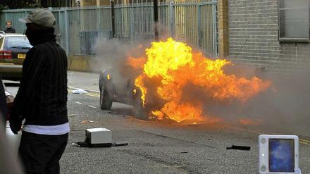 In Hackney (Ost-London) brannten auch am Montag wieder Autos.