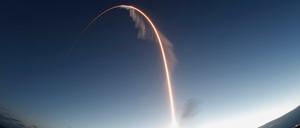 Start einer Atlas-5-Rakete mit Boeings Starliner-Raumschiff „Starliner“ in der Morgendämmerung. 