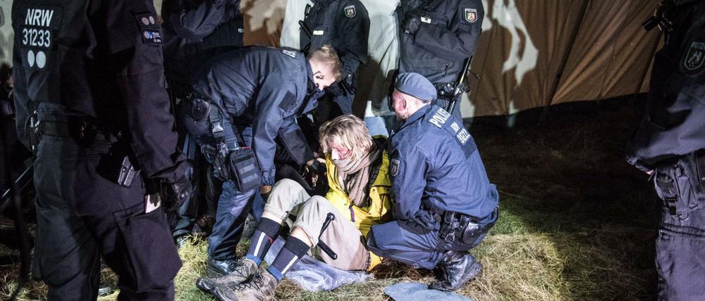Ende Gelände: Polizisten tragen in der Nacht zu Donnerstag eine Aktivistin vom Zeltplatz. Das Grundstück gehört RWE.