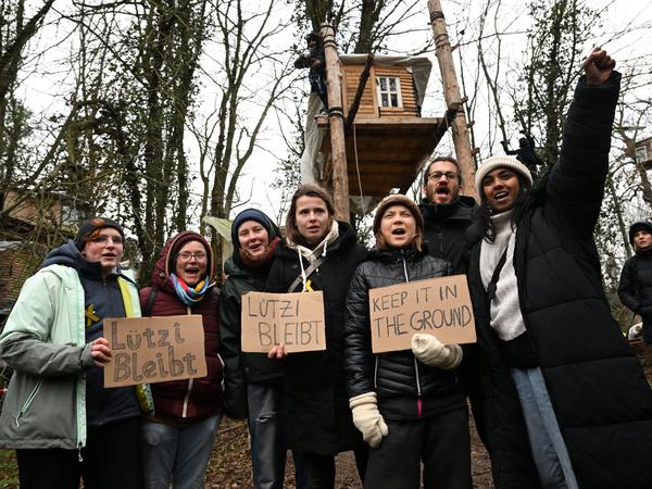 Die Klimaaktivistinnen Luisa Neubauer (4.v.l) und Greta Thunberg (3.v.r) stehen am dritten Tag der Räumung im von Klimaaktivisten besetzten Braunkohleort Lützerath.