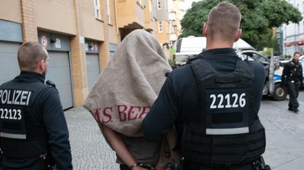 Polizisten führen im August 2018 in Berlin einen Verdächtigen nach einer Razzia gegen kriminelle Mitglieder arabischer Großfamilien ab.